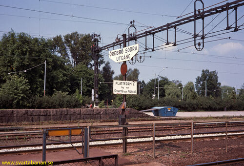 Plattformsskylt på Örebro S den 18 augusti 1979 med budskapet »Plattform 2, tåg mot Svartå och norrut«. - klicka för att förstora