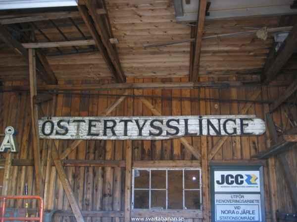 Östertysslinge hållplatsskylt i Nora den 14 augusti 2005. - klicka för att stänga rutan