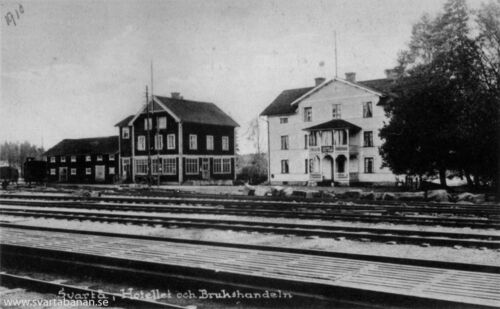 Svartå brukshandel till vänster och hotellet till höger 1910. - klicka för att förstora