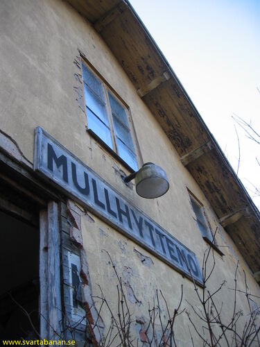 Mullhyttemo stationshus med två namnskyltar den 11 november 2004. - klicka för att förstora Mullhyttemo stationshus med två namnskyltar den 11 november 2004. - klicka för att förstora