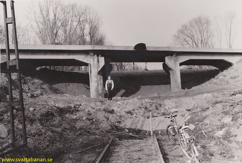 Landsvägsbron vid Västra Via sedd från järnvägen omkring 1988. - klicka för att förstora Landsvägsbron vid Västra Via sedd från järnvägen omkring 1988. - klicka för att förstora