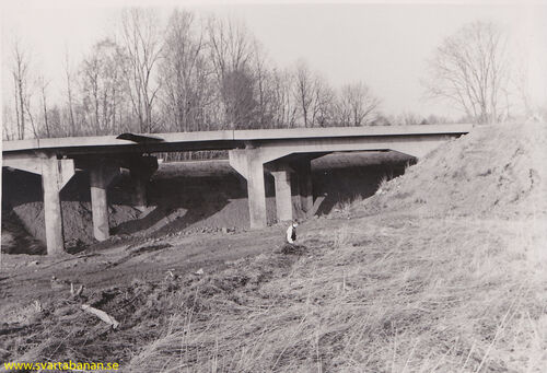 Landsvägsbron vid Västra Via sedd från järnvägen omkring 1988. - klicka för att förstora Landsvägsbron vid Västra Via sedd från järnvägen omkring 1988. - klicka för att förstora