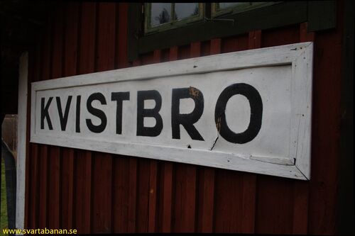 Kvistbro stationshusskylt den 15 januari 2008. - klicka för att förstora Kvistbro stationshusskylt den 15 januari 2008. - klicka för att förstora