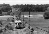 Elmotorvagnar av litt X16/17 på väg in mot Östertysslinge i juni 1985. © Nalle Elfqvist