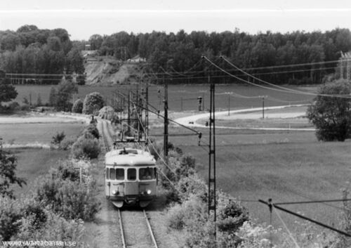 Elmotorvagnar av litt X16/17 på väg in mot Östertysslinge i juni 1985. - klicka för att förstora Elmotorvagnar av litt X16/17 på väg in mot Östertysslinge i juni 1985. - klicka för att förstora