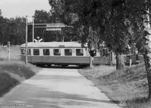 Elmotorvagnar av litt X16/17 mellan Karlslund och Bista i juni 1985. - klicka för att förstora Elmotorvagnar av litt X16/17 mellan Karlslund och Bista i juni 1985. - klicka för att förstora
