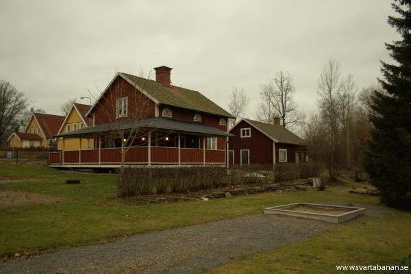 Fjugesta banmästarbostad och uthus den 27 december 2007. - klicka för att stänga rutan