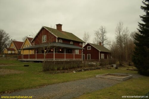 Fjugesta banmästarbostad och uthus den 27 december 2007. - klicka för att förstora