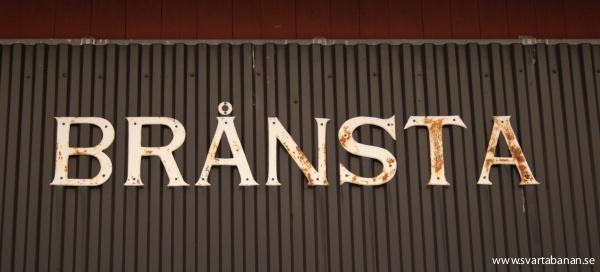 Bokstäverna från Brånsta hållplatsskylt den 1 februari 2008. - klicka för att stänga rutan