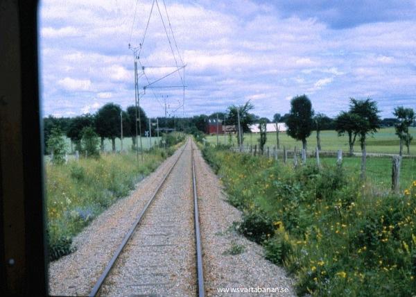 Svartåbanan strax före vägbron vid E18 på väg in mot Örebro sommaren 1984. - klicka för att stänga rutan