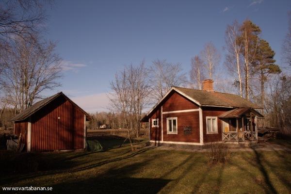 Kvistbro banvaktstuga och uthus den 28 februari 2008. - klicka för att stänga rutan