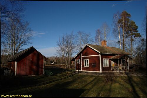 Kvistbro banvaktstuga och uthus den 28 februari 2008. - klicka för att förstora