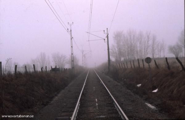 Infarten till Latorpsbruk station i diset den 27 januari 1974.  - klicka för att stänga rutan