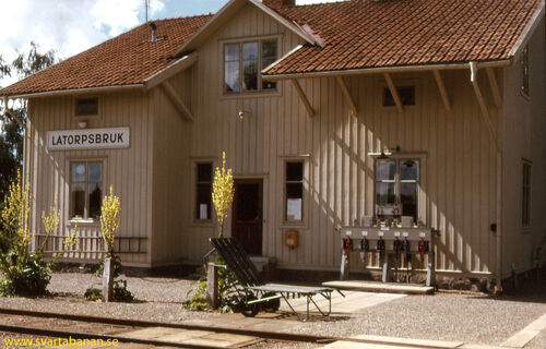 Latorpsbruks stationshus den 4 augusti 1974. - klicka för att förstora Latorpsbruks stationshus den 4 augusti 1974. - klicka för att förstora