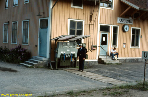 Tågklarerare Arne Karlsson vid ställverket i Fjugesta den 24 juni 1985. - klicka för att förstora Tågklarerare Arne Karlsson vid ställverket i Fjugesta den 24 juni 1985. - klicka för att förstora