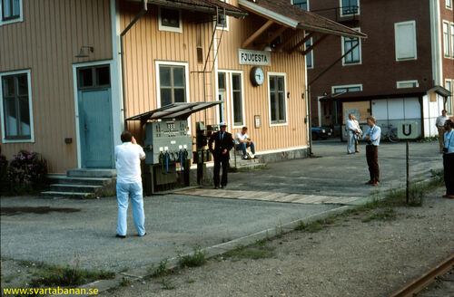 Tågklarerare Arne Karlsson vid ställverket i Fjugesta den 24 juni 1985. - klicka för att förstora Tågklarerare Arne Karlsson vid ställverket i Fjugesta den 24 juni 1985. - klicka för att förstora