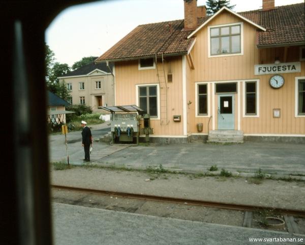 Tågklarerare Arne Karlsson vid ställverket i Fjugesta den 24 juni 1985. - klicka för att stänga rutan