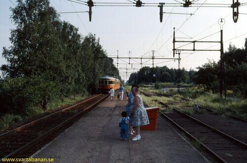 Tåg 3059 avgår från Latorpsbruk den 24 juni 1985. - klicka för att förstora Tåg 3059 avgår från Latorpsbruk den 24 juni 1985. - klicka för att förstora