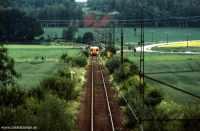 Tåg 3066 närmar sig Östertysslinge den 28 juni 1985. - klicka för att förstora