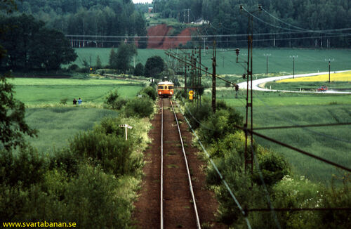 Tåg 3066 närmar sig Östertysslinge den 28 juni 1985. - klicka för att förstora