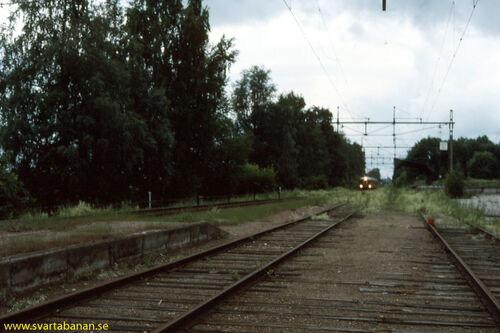 Tåg 3067 rullar in i Latorpsbruk den 28 juni 1985. - klicka för att förstora Tåg 3067 rullar in i Latorpsbruk den 28 juni 1985. - klicka för att förstora