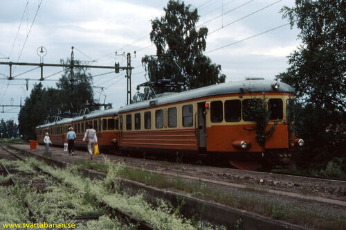 Tåg 3067 har stannat i Latorpsbruk den 28 juni 1985. - klicka för att förstora Tåg 3067 har stannat i Latorpsbruk den 28 juni 1985. - klicka för att förstora
