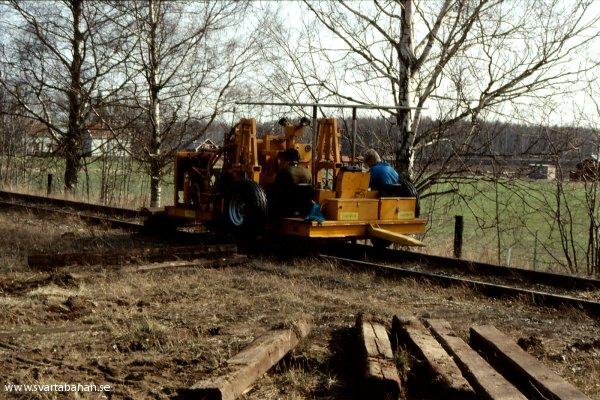 Maskin för rivning av spår i Latorpsbuk den 11 april 1991. - klicka för att stänga rutan