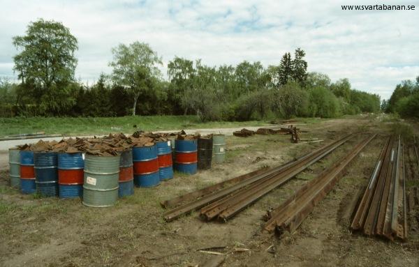 Upprivet järnvägsmaterial i Latorpsbruk den 28 maj 1991. - klicka för att stänga rutan