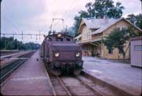 Tåg 4068 är klart av avgå mot Örebro den 23 juli 1973. © Björn Fura