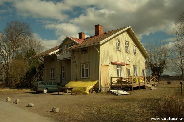 Latorpsbruks stationshus  den 5 april 2008. - klicka för att stänga rutan
