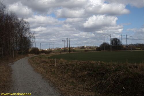 Banvallen och kurvan ut från Latorpsbruk mot Östertysslinge den 5 april 2008. - klicka för att förstora
