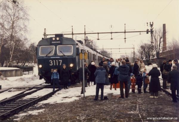 Elmotorvagn X10 3117 och 3127 i Fjugesta den 23 mars 1985. - klicka för att stänga rutan