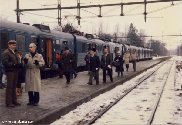 Elmotorvagnarna X10 3117 och 3127 i Fjugesta. - klicka för att stänga rutan