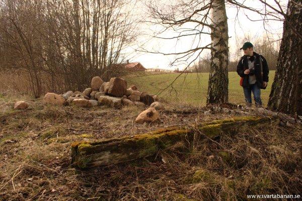 Rester av spår i Latorpsbruk den 14 april 2008. - klicka för att stänga rutan