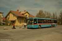 Länstrafikens busslinje 513 vid Fjugesta stationshus den 28 april 2008. - klicka för att förstora