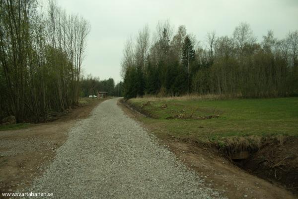 Banvallen mellan Lannabruk och Hidingebro den 27 april 2008. - klicka för att stänga rutan