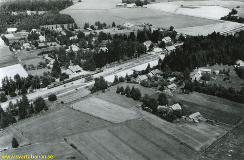 Flygfoto över Kvistbro med tåg vid stationshuset. - klicka för att förstora Flygfoto över Kvistbro med tåg vid stationshuset. - klicka för att förstora