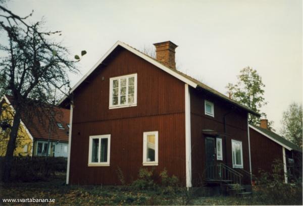 Fjugesta banmästarbostad 1999. - klicka för att stänga rutan