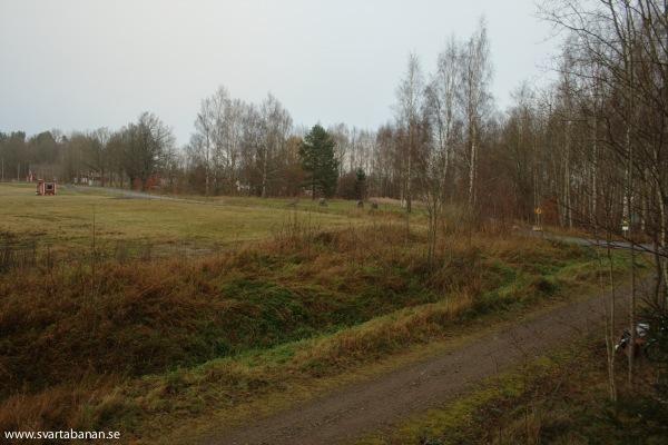 Platsen för Edsbergsvägens banvaktstuga den 5 november 2008. - klicka för att stänga rutan
