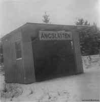 Ängslättens hållplatskur i slutet av 1950-talet. © Ingrid Andersson