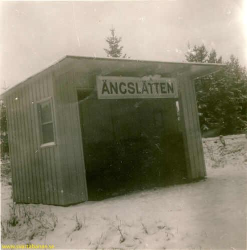 Ängslättens hållplatskur i slutet av 1950-talet. - klicka för att förstora Ängslättens hållplatskur i slutet av 1950-talet. - klicka för att förstora