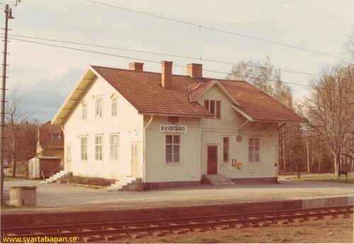 Kvistbro stationshus i maj 1969. - klicka för att förstora Kvistbro stationshus i maj 1969. - klicka för att förstora