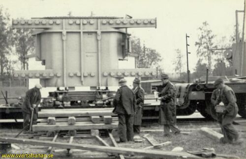 En ny RT1 lastas av i vid transformatorstationen i Lindbacka den 5 oktober 1954. - klicka för att förstora En ny RT1 lastas av i vid transformatorstationen i Lindbacka den 5 oktober 1954. - klicka för att förstora