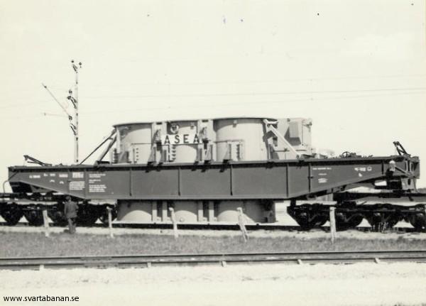 Nya T1 på spåret utanför Lindbacka transformatorstation den 27 maj 1955 - klicka för att stänga rutan