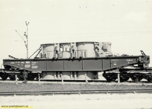 Nya T1 på spåret utanför Lindbacka transformatorstation den 27 maj 1955 - klicka för att förstora Nya T1 på spåret utanför Lindbacka transformatorstation den 27 maj 1955 - klicka för att förstora