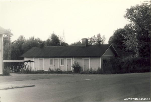 Uthuset vid Fjugesta station under första halvan av 1980-talet - klicka för att stänga rutan