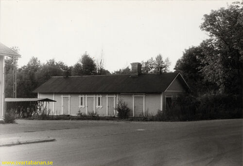 Uthuset vid Fjugesta station under första halvan av 1980-talet - klicka för att förstora Uthuset vid Fjugesta station under första halvan av 1980-talet - klicka för att förstora