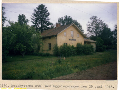 Mullhyttemo stationshus den 28 juni 1985 - klicka för att förstora Mullhyttemo stationshus den 28 juni 1985 - klicka för att förstora