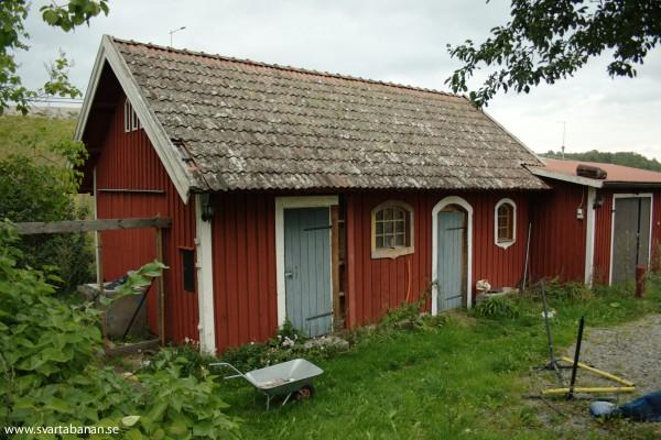 Uthuset vid Västra Via banvaktstuga den 7 september 2009.  - klicka för att stänga rutan