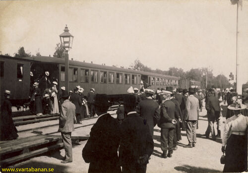 Tåg på Fjugesta station omkring 1902. - klicka för att förstora
